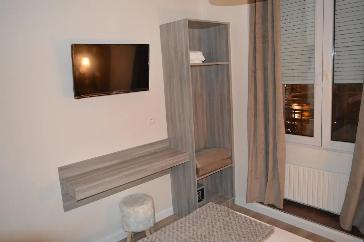 Menil Bon Temps Hotel Paris
